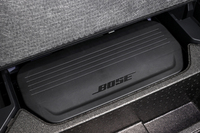 全8スピーカーからなるBOSEのプレミアムサウンドシステムを装備。荷室の床下には13.1リッターの大容量サブウーファーが備わっている(「シビック」でも10リッター)。