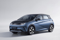 BYDの日本導入モデル第2弾となる電気自動車(BEV)「ドルフィン」。全長×全幅×全高=4290×1770×1550mmというコンパクトなサイズが特徴だ。バッテリー容量が44.9kWhの「ドルフィン」と58.56kWhの「ドルフィン ロングレンジ」の2種類が設定され、前者の車両本体価格は363万円、後者は407万円。