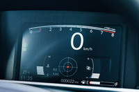 全グレードで7インチTFT液晶メーターが採用された。