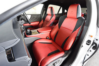 本革とウルトラスエードを組み合わせたスポーツシート。28Wayの電動調節機構が備わる。