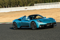 「MCプーラ チェロ」のガラスハードトップは開閉とも約12秒で完了するのが自慢。開け放たなくてもガラス自体に透過率調整機能が備わっている。