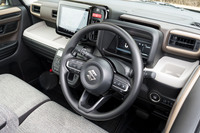 ステアリングホイールは新設計。直線的なスポークの採用ですっきりとしたデザインになった。