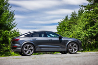 「SQ8スポーツバックe-tron」のボディーサイズは、全長×全幅×全高=4915×1975×1615mm、ホイールベースは2930mm。写真の外板色は「デイトナグレーパールエフェクト」で、これを含め同車には7種類の標準色と、アウディエクスクルーシブと呼ばれるスペシャルカラーが用意されている。