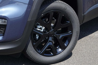 グロスブラック仕上げの専用18インチアルミホイールに、225/55R18サイズの3シーズンタイヤを組み合わせている。