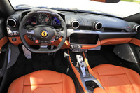 センターコンソールに10.25インチサイズの大型ディスプレイを配置。今回試乗した車両の内装は、オプションの「LED付きカーボンファイバードライバーソーン」で、スポーティーな雰囲気に仕上げられていた。