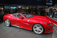 新色のレッド「ロッソ ポルトフィーノ」をまとう、「フェラーリ・ポルトフィーノ」の展示車両。