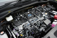 ハイブリッド車のパワーユニットは基本的に「プリウス」のものと共通。1.8リッターのガソリンエンジンとモーター、ジェネレーターを動力分割機構で制御し、システム全体では120psの最高出力を発生する。