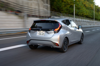 1695mmのボディー全幅はこれまでどおりだが、ドアミラー展開時の幅が30mm縮小。狭所でのすれ違いなどがしやすくなった。従来型はミラーの先端がもっと鋭角だった。