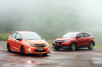 「フィットRS Honda SENSING」の無限パーツ装着車(写真左)と、「ヴェゼル ハイブリッドRS Honda SENSING」の無限パーツ装着車(同右)。