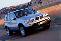 BMW X5
「5シリーズ」をベースに開発された初代モデル(E53型/写真)が2000年に登場。アメリカのサウスカロライナ工場で生産される。最新型は2019年発表の4代目(G05型)で、マイナーチェンジモデルが2023年4月に上陸した。