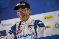 室屋義秀選手は、1973年生まれの45歳。2016年の日本ラウンドでレッドブル・エアレースの初勝利を手にし、2017年シーズンは年間チャンピオンに輝いた。2018年の日本ラウンド(千葉県)では母国レース3連覇が期待されたが、オーバーGにより達成ならず。(Samo Vidic/Red Bull Content Pool)