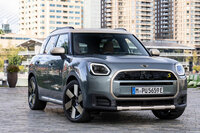 現行型の「MINIカントリーマン」。もはや同門の他車種とも、かつてのクラシック「Mini」とも似ても似つかぬ、立派なSUVに成長した(ボディーサイズ的にも)。