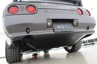 当然ながら「R32EV」にエキゾーストパイプは備わらないが、音や振動を再現する独自のサラウンドシステムを搭載することで、往年のR32型「GT-R」のアイドリングや空吹かしの音、振動、ギアチェンジ時の“音の変化”などが味わえるようになっている。