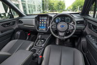 良くも悪くもインテリアの眺めは先代モデルや他のスバル車とあまり変わらない。センターの大型タッチスクリーンは全車に標準装備だ。