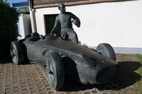 人生初ニュルブルクリンクにて、トリップスかファンジオの銅像。クルマが「W196」っぽいから、たぶんファンジオさん。