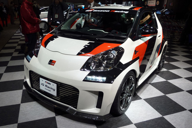 「GRMN iQ Racing Concept」。トレッドの拡大に対応して大胆なブリスターフェンダーを採用。フロントデザインはかなりの迫力だ。
