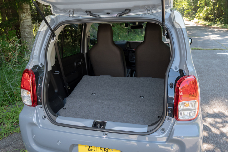 後席がフラットなつくりのため、背もたれを倒せば荷室側からもフラットな空間がつくり出せる。