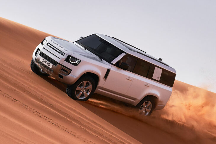 ランドローバー・ディフェンダー130:ショートホイールベースの「ディフェンダー90」、大型の「ディフェンダー110」に続き、ランドローバーは8人乗りで広々とした空間を持つストレッチモデル「ディフェンダー130」を発売する。価格は8万7300ユーロ(約1230万円)より。