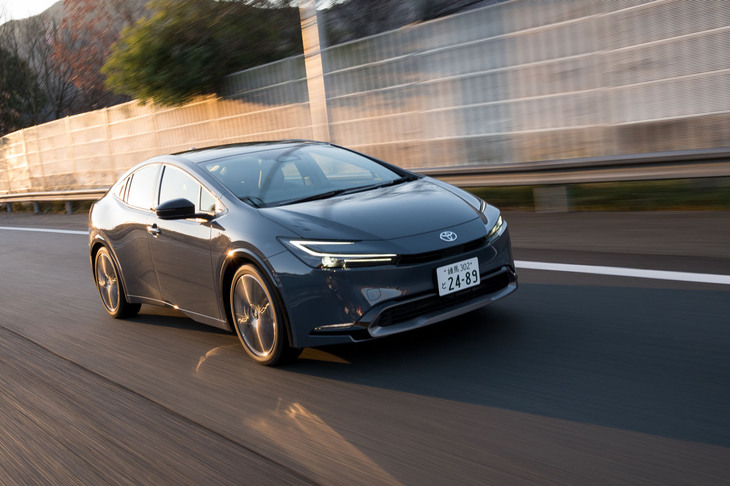 スタンダードな「プリウス」のハイブリッドはエンジンの排気量が先代の1.8リッターから2リッターに拡大した。