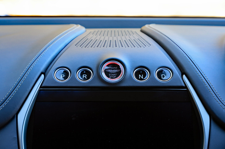 ダッシュボードの上部に備わる、スタートスイッチとシフトのセレクトスイッチ。昨今のアストンマーティンでは、おなじみの光景だ。