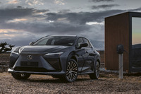 2035年までに電気自動車専業に生まれ変わるレクサスは、初の電気自動車専用車「RZ」をリリースする。