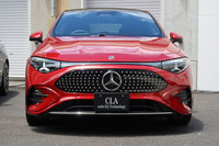 「CLA with EQテクノロジー」は、フラシュサーフェス化されたフロントまわりやシームレスドアハンドル、新デザインのホイールのほか、全面がカバーされたアンダーボディーの効果で、Cd値(空気抵抗係数)0.21という空力性能を実現している。