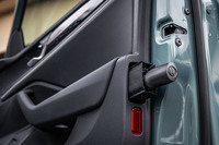 新型「パサート」ではフロントドアのアームレスト内に、専用の折り畳み傘を収納するスペースが用意されている。折り畳み傘の収納ポケットは「B6」と呼ばれる従来型でも採用されており、久々の復活となった。