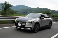 動力性能に関しては、システム最高出力が350PS、同最大トルクが509N・mで、0-100km/h加速は5.4秒と公称。BEVとしての基本性能にも優れ、WLTCモードでの一充電走行距離は750kmとされる。