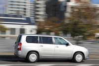 ハイブリッドモデルは、FFのみの設定。WLTCモードの燃費値は22.6km/リッターとなる。