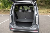 リアシートをスライドさせることで荷室の奥行きを拡大できる。荷室側からでも操作できるのが便利だ。また、荷室の開口部の高さも先代モデルよりも低められ、490mmに。