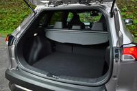 ハイブリッドの4WD車の場合、5人乗車時の荷室容量は407リッターとなる。最も広いスペース(487リッター)が確保されるガソリンエンジンのFF車に比べ、80リッター小さい。