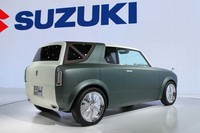 写真のように車体後半のパネルがせり上がり、車体形状はワゴンへと変化する。