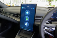 センタースクリーンを縦向きに回転できるのは「ATTO 3」や「ドルフィン」と同様。写真ではその動作の速さを伝えられないのが残念。