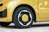 タイヤサイズは自然吸気モデルが155/65R14でターボモデルが165/55R15。このサイズは初代からずっと踏襲されており、クルマを買い替えてもスタッドレスタイヤを使い回せるというメリットがある。