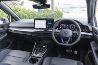 ダッシュボード中央のタッチスクリーンが12.9インチへと一気に大型化したのが第8.5世代「ゴルフ」の特徴。その基部にあるボリュームとエアコン温度用のタッチスライダーにはイルミネーションが加えられた。