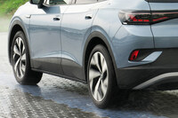 滑りやすい路面では当然のこと駆動輪(この場合は後輪)が空転するが、RWDの「ID.4」では駆動を担う後輪にトラクションがかかりやすく、賢い駆動制御とも相まって、じわじわと坂を登りきることができた。