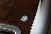 「プラスシックス」にはパワートレインの特性を変化させるドライブモードセレクターが装備されている。最もアグレッシブな「S+」モードは、シフトセレクターを左に倒して「S」モードを選択し、写真のスイッチを押すことで起動する。