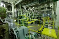 メインエンジンは直列8気筒の三菱重工製「8 UEC 60LS II」。シリンダーはボア×ストローク=600×2300mmで、連続最大出力は1万5540kW(約2万1000ps)/104rpmとなっている。