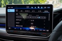 「カスタム」モードの設定画面。ダンパーの減衰力とパワーステアリングの特性を変えられる「アダプティブシャシーコントロール“DCC”」は、実に15段階で調整が可能。さらにステアリング機構やパワートレイン、車外エンジン音、車内エンジン音、アダプティブクルーズコントロール、オートライト、エアコンの制御まで調整ができる。