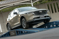 アウトドアレジャーなどを好むアクティブなオーナーを想定した「フィールドジャーニー」。試乗車の車体色「ジルコンサンドメタリック」は、エンジンなどの成形に用いる砂型をモチーフにしたという新色だ。