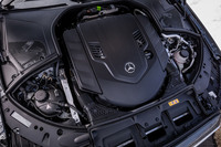 「S580」には最高出力503PS、最大トルク700N・mの4リッターV8ツインターボエンジン「M176」に、同20PS、同208N・mの電気モーター「ISG」を組み合わせた48Vマイルドハイブリッドシステムが搭載されている。
