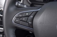 アダプティブクルーズコントロールのスイッチはステアリングの左スポークに集約されている。