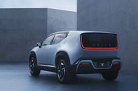 ルーフが低いスマートなスタイルと十分なロードクリアランスを両立。コンパクトで薄型のキャビンでありながら広々とした快適な室内空間を特徴とするBEVが「ホンダ0アルファ」だ。テールランプやバックライト、ウインカーなどをまとめた、U字のリアコンビランプが目を引く。