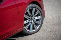 足まわりについては、路面からの入力に遅れなく反応し、より滑らかな形でボディーへと伝えるように改良を実施。このコンセプトに合わせ、タイヤも専用設計のものをサプライヤーとともに共同開発した。