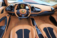 カーボンファイバー製のトリムで装飾された試乗車のインテリア。ルーフの開閉スイッチは、センターコンソールの後方に配されている。