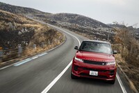 日本最大級のカルスト台地である秋吉台へ。伸びた雑草を燃やして新芽を育てるための山焼きが実施された直後の訪問だった。