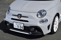 ノーズに「ABARTH」のエンブレムを配置。インタークーラー冷却用エアインテーク付きフロントバンパーやホワイト仕上げのリップスポイラーは「595エッセエッセ」専用のアイテム。