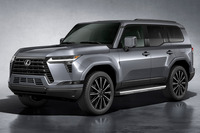 「ランクル250」と基本コンポーネントを共有する「レクサスGX」だが、フロントまわりのイメージは大きく異なり、グリルから始まる横方向の面の流れが、そのままドアへと続いていくデザインとなっている。