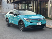 ボディーもつるりとしているが、実はフロア下のフラット率も95%。上も下も風通しがいいのが新型「リーフ」だ。