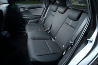 後席は60:40の分割可倒式。座面をチップアップさせて、背の高い荷物を積み込むこともできる。